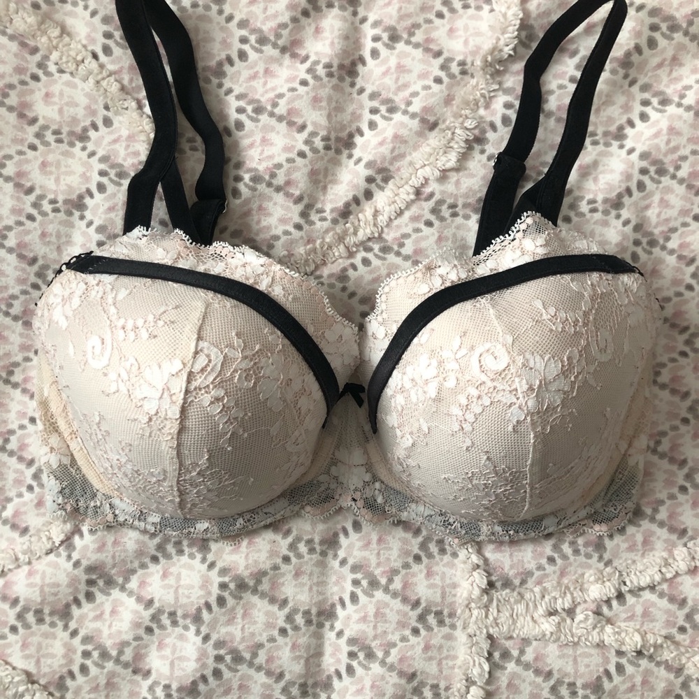 Victoria's Secret Cream Lace Bra with Black Trim 34DDD Like New
